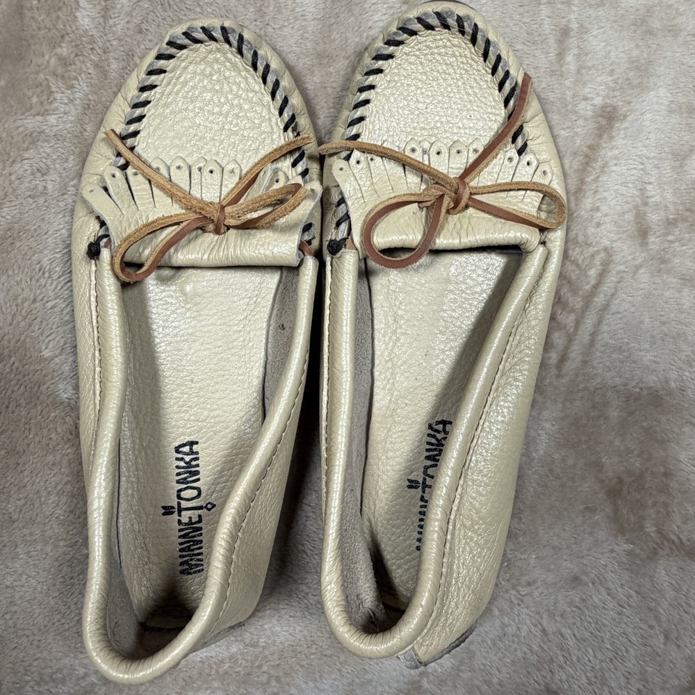 Minnetonka Women's Beige Leather Moccasin Flats Slip-On Bow Lace Comfort 7.5
